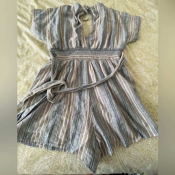 American Eagle Stripe Romper with Sleeves
Size Medium - Picture 3 of 4